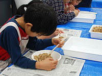 黄鉄鉱が含まれる粘土から探します。