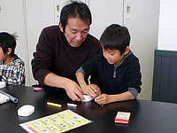 消しゴムの元を化石の型に入れます。