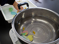 消しゴムをお湯に入れて完成です。