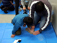 粘土を使って「足跡」をつけます