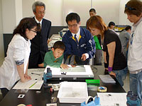 偏光板を使って透過光の変化を調べます