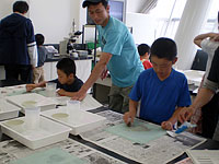 木の化石の表面をみがいて平らにします