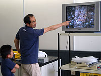 フィルムを顕微鏡にかけ映し出しました