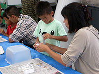 できたレプリカを型から抜いています