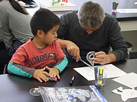 恐竜のもようをつくっています。