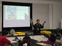 この「なぞの恐竜の骨」を調べます。