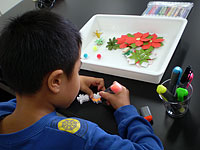 ミニ恐竜に色をぬっています。