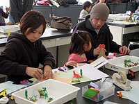 がんばって折り紙をおります。