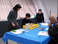 真剣に作業をしています。