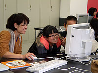 親子で協力してお絵かきです。