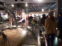 展示室に出て、実際の骨格で答え合わせをします。