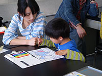 まず、パズル面となる恐竜ぬり絵をします。