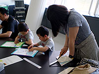 塗り絵をパネルに貼って、好きな形に切ります。