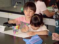 かざりの恐竜に色をぬっています。