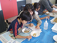 小さな金色を丹念に探します。