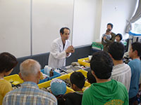 博物館自然教室「木の化石をとかしてはがしてみよう」のイメージ