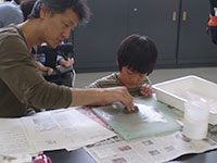 木の化石の面をよく磨きます。