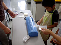 シールとメモをラミネートします。