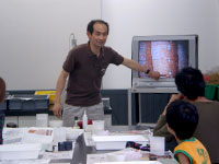 顕微鏡で拡大した化石の面です。