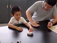 消しゴムねんどをまるめます。