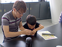 化石の型にねんどをつめます。