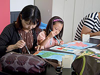 ていねいに色をぬっていきます。