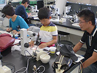 砂のような微化石を取り出しています。