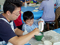 レプリカに使う石こうを作っています。