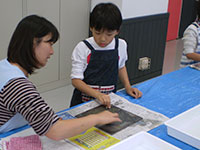 石の表面をよく磨きます。