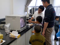 顕微鏡の映像を見ています。