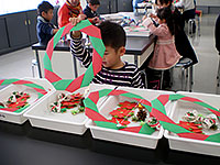 リースづくりのセットをもらいます。