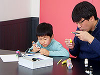 オーナメントの恐竜を色づけします。