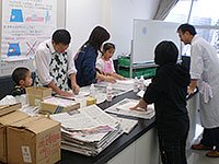 博物館自然教室「化石のペーパーウェイトをつくろう」のイメージ