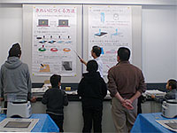 石の磨き方の説明をしています。