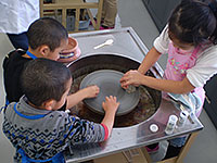 磨き粉で表面を磨いていきます。