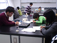 鳥の骨の特徴をよく観察します。