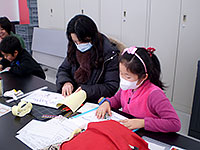 ぬり絵をして、パネルにはります。