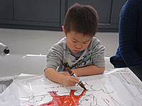 油性のペンでぬり絵をしていきます。