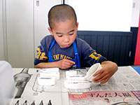 レプリカの型にプラスチックを流し込みます。