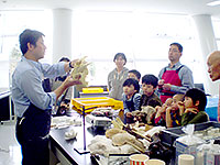 実際の肉食獣のかみ合わせを確認します。