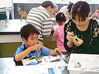 ちいさな恐竜フィギュアに色をぬります。