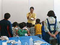 鉱物の粒のさがし方をお話ししています。