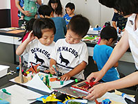 ジオラマの台紙に思い通りにはっていきます。