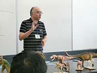 「恐竜のからだをよく知ろう」と先生。