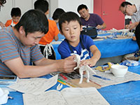 お父さんに手伝ってもらって作ります。