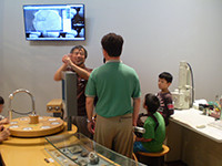 電子顕微鏡を使って観察します。