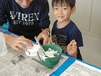 材料の「せっこう」をつくります。