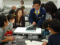 光源への影響を実験しています。