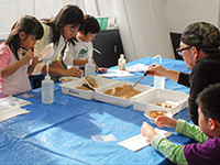 ドロのなかから、金色の鉱物をさがします。