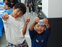 みつけた金色の鉱物を手に。ポーズ！